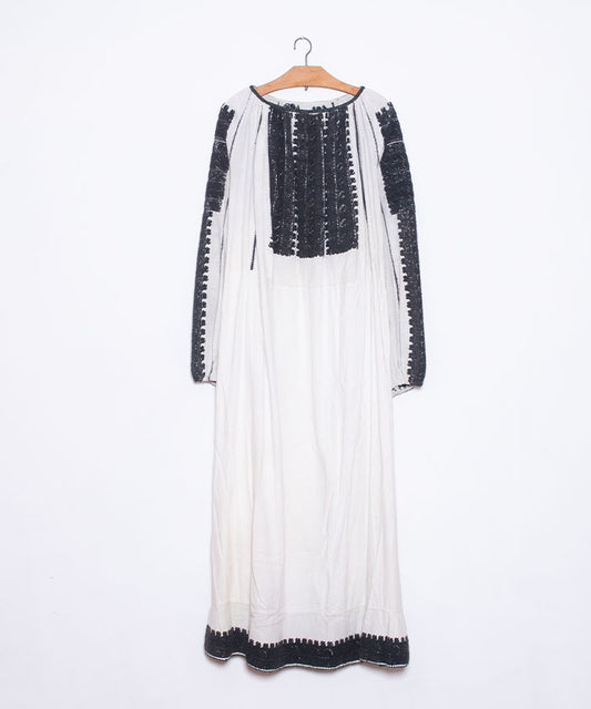 Vestido de bordado negro rumano antiguo