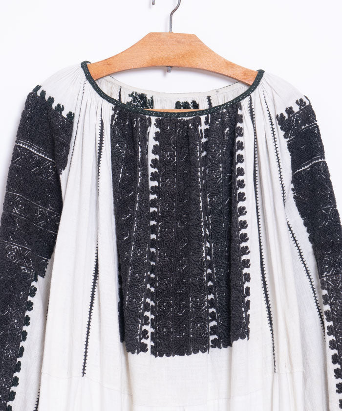 古董罗马尼亚黑色刺绣连衣裙